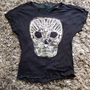 ✨2 for $15✨ Skull shirt